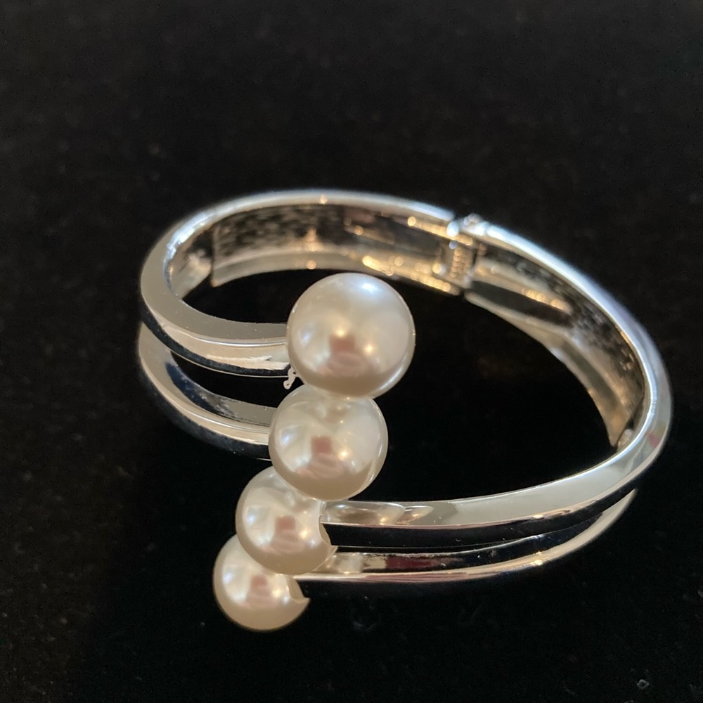 Bracelet. Silver Tone with Pearls. STATEMENT ONE. - Picture 8 of 9